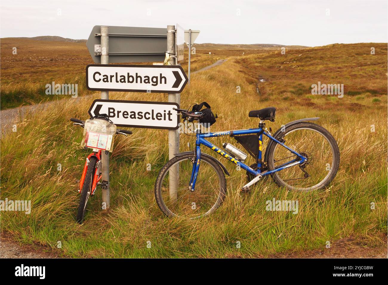 Due bici da strada con un cartello stradale su Phentland Road, Isle of Lewis, Scotland UK, che mostra il desolato e selvaggio paesaggio a ovest di Stornoway. Foto Stock