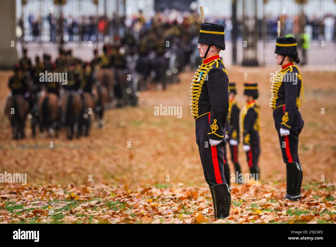 Londra, Regno Unito. 14 novembre 2024. Il King's Troop Royal Horse Artillery sparò una pistola Royal salute del 41 a Green Park per celebrare il 76° compleanno di re Carlo. Crediti: Imageplotter/Alamy Live News Foto Stock