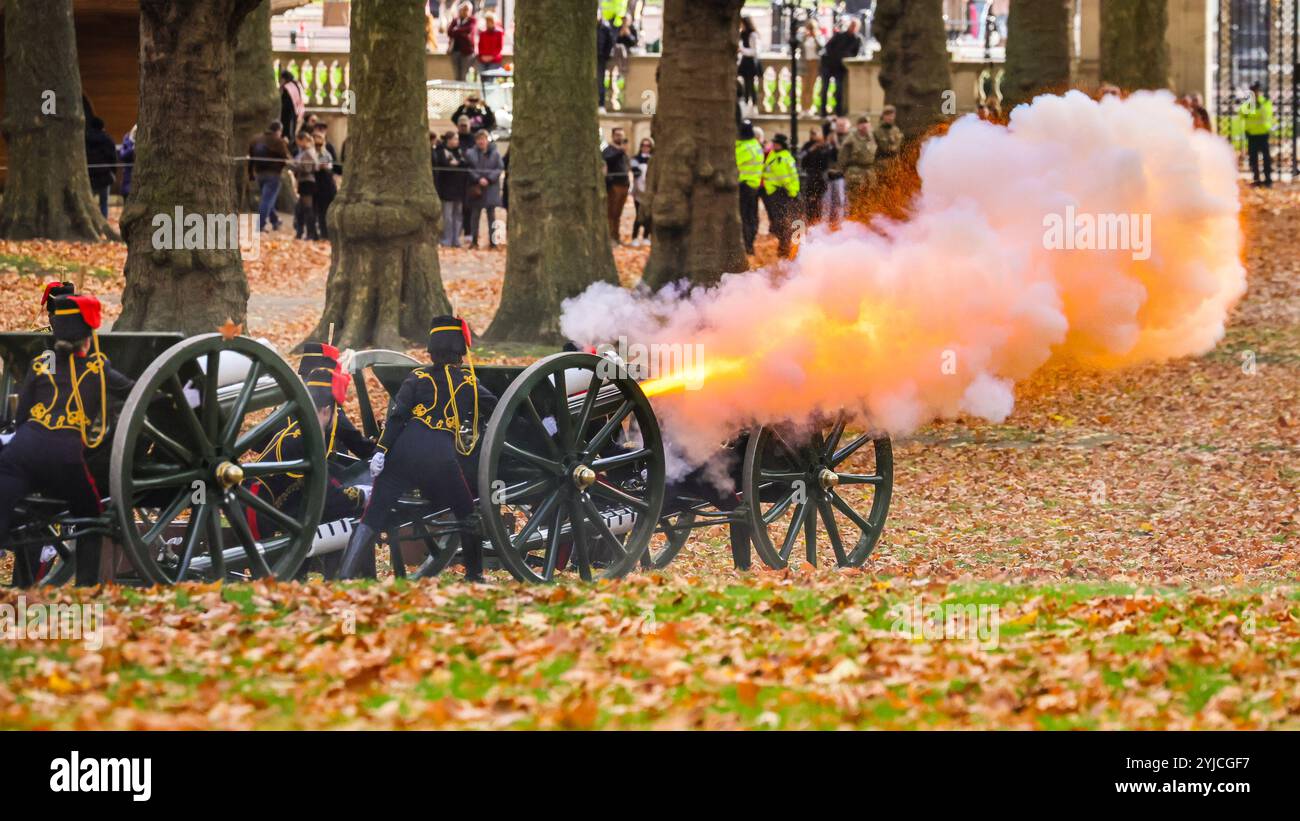 Londra, Regno Unito. 14 novembre 2024. Il King's Troop Royal Horse Artillery sparò una pistola Royal salute del 41 a Green Park per celebrare il 76° compleanno di re Carlo. Crediti: Imageplotter/Alamy Live News Foto Stock