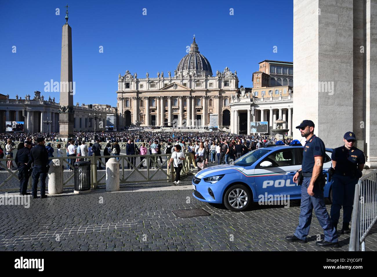Città del Vaticano - 30 ottobre 2024: Un'auto della polizia vicino alla Basilica di San Pietro in Piazza San Pietro in Vaticano Foto Stock