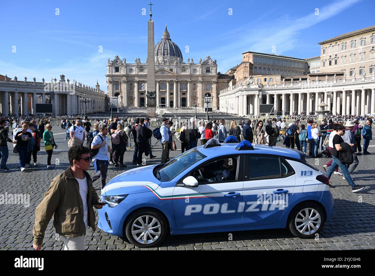 Città del Vaticano - 5 novembre 2024: Un'auto della polizia vicino alla Basilica di San Pietro in Piazza San Pietro in Vaticano Foto Stock