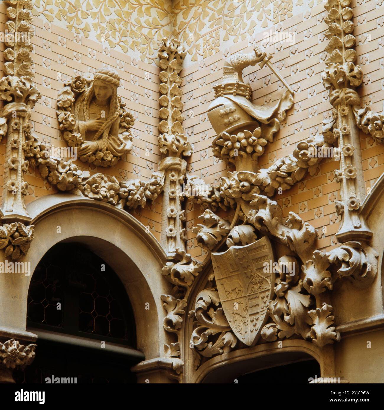 Palacio del Barón de Quadras, 1904-1906. Entrada al piso principal con escudo dela familia. Grandes ventanales decorados. Conjunto escultórico de estilo neogótico y renacentista obra de Eusebi Arnau y Alfons Jujol. Foto años 90. Sede attuale dell'Institut Ramon Llull. Bien de Interés Cultural. Modernismo. Barcellona. AUTORE: JOSEP PUIG I CADAFALCH. Foto Stock