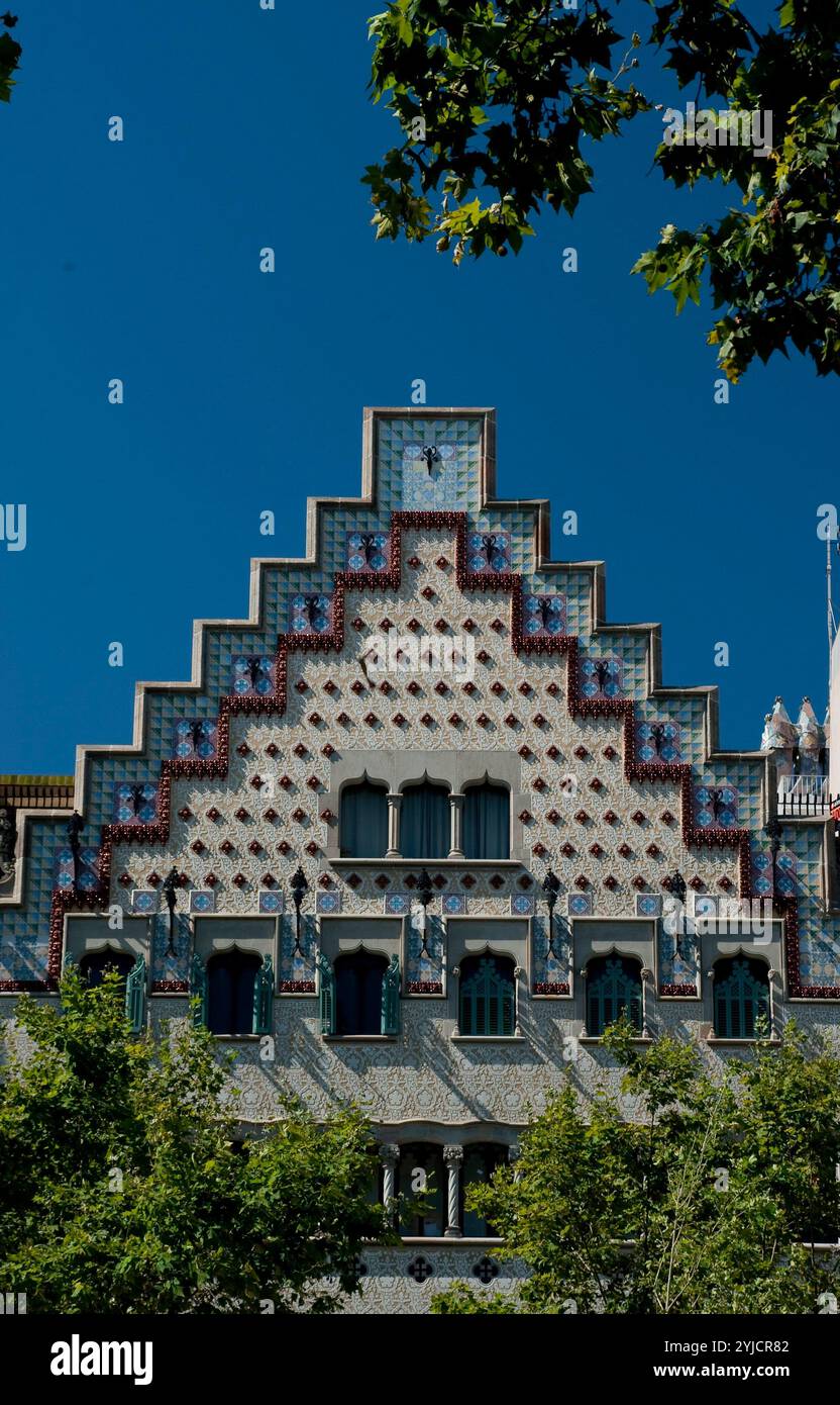 Casa Amatller, 1898-1900. Frontón o remate escalonado característico del estilo Gótico flamenco. Esgrafiado en estuco obra de Joan Paradís. Cerámica y hierro forjado. Modernismo. Barcellona. AUTORE: JOSEP PUIG I CADAFALCH. Foto Stock