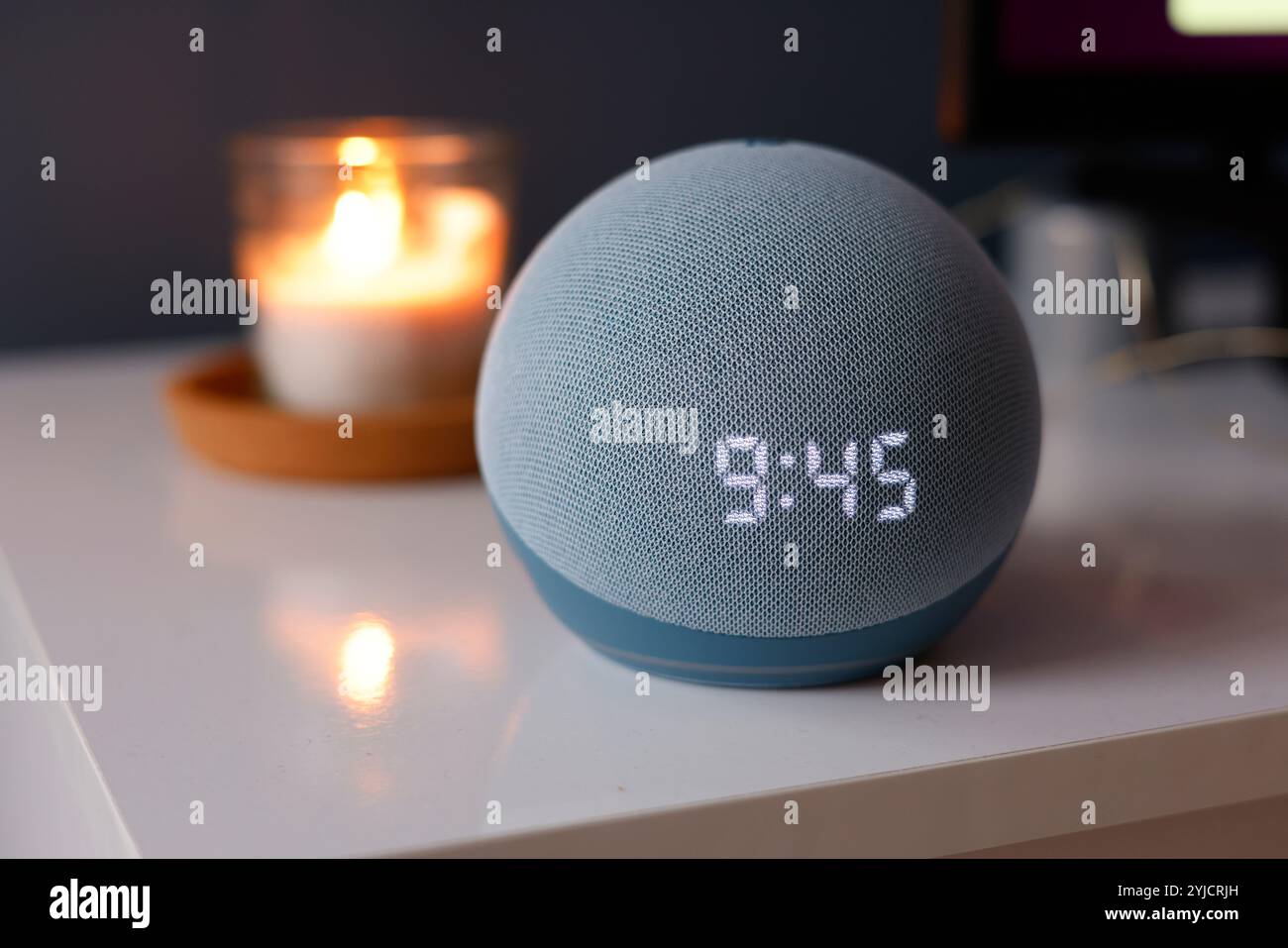 Amazon Echo Dot con orologio, 4a generazione, in blu - 14 novembre 2024 immagine di Andrew Higgins/Thousand Word Media Ltd © Thousand Word Media Ltd Foto Stock