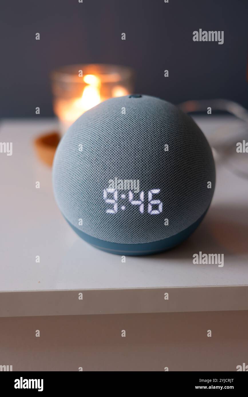 Amazon Echo Dot con orologio, 4a generazione, in blu - 14 novembre 2024 immagine di Andrew Higgins/Thousand Word Media Ltd © Thousand Word Media Ltd Foto Stock