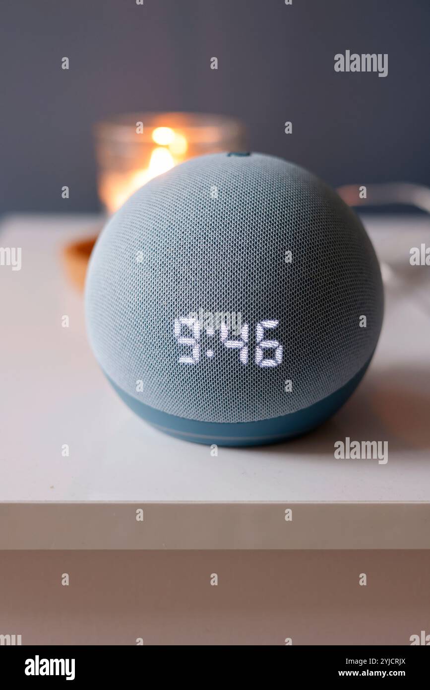 Amazon Echo Dot con orologio, 4a generazione, in blu - 14 novembre 2024 immagine di Andrew Higgins/Thousand Word Media Ltd © Thousand Word Media Ltd Foto Stock