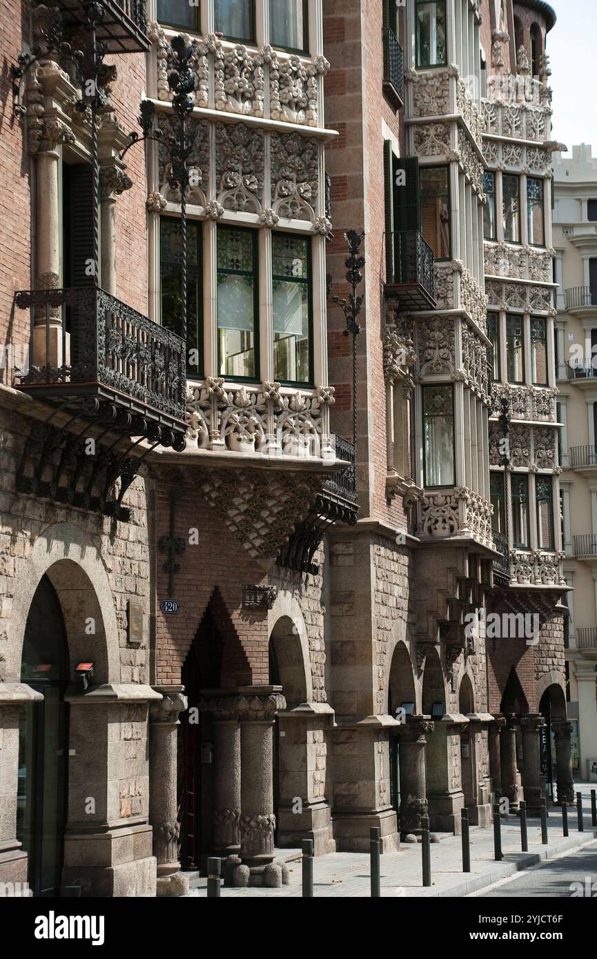 Casa de les Punxes o Casa Terradas, 1905. Vista laterale della fachada. Planta baja dedicada a uso Comercial. Tribunas de piedra y balcones con forja. Bien Cultural de Interés Nacional. Modernismo. Barcellona. AUTORE: JOSEP PUIG I CADAFALCH. Foto Stock