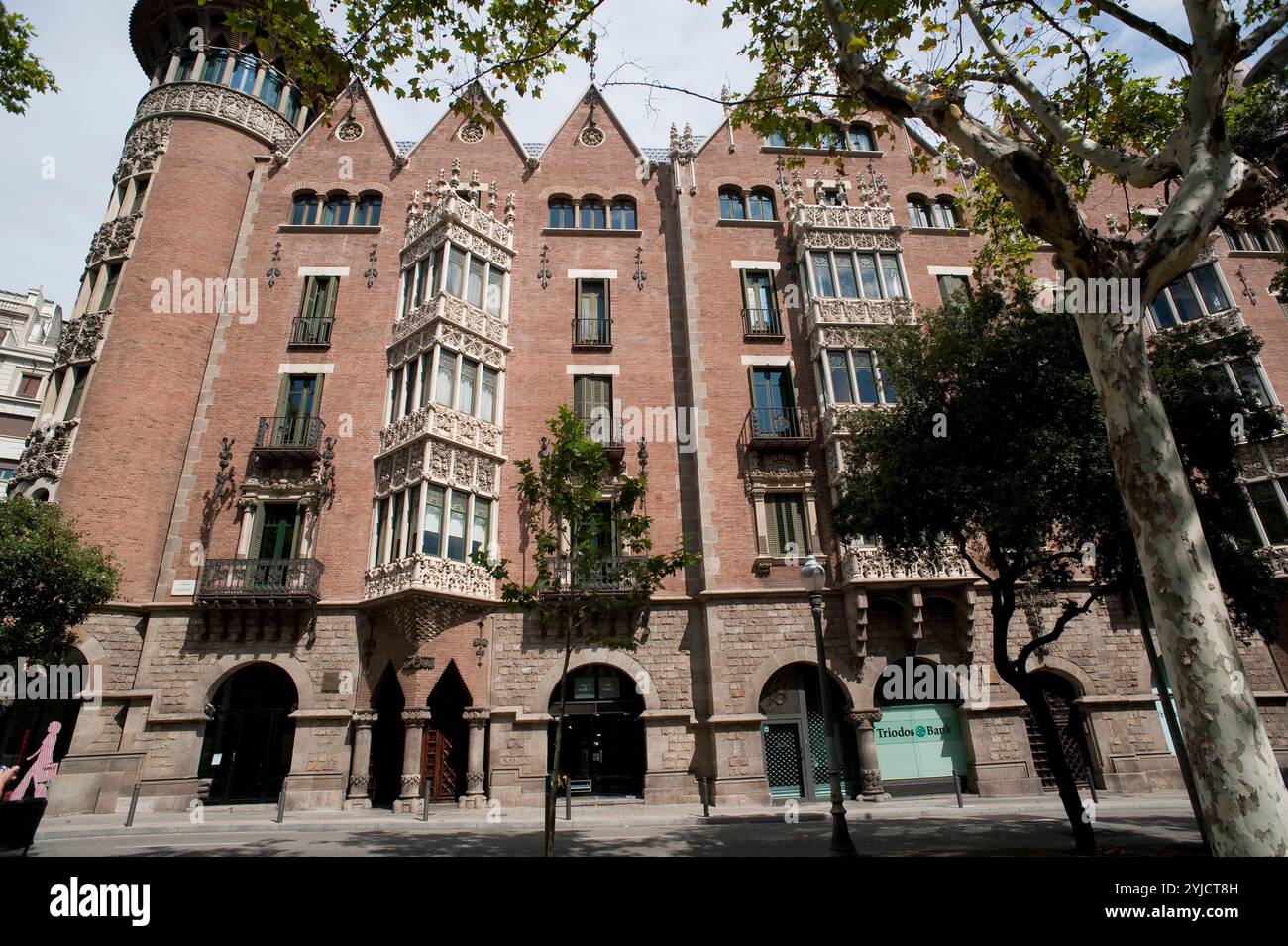 Casa de les Punxes o Casa Terradas, 1905. Detalle de la fachada. Tribunas verticales Corridas de piedra. Arcos esclonados. Decoración de trencadis. Bien Cultural de Interés Nacional. Modernismo. Barcellona. AUTORE: JOSEP PUIG I CADAFALCH. Foto Stock