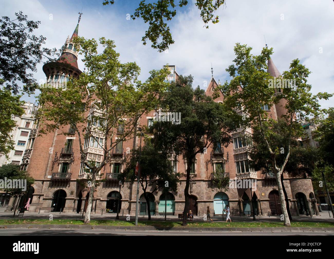 Casa de les Punxes o Casa Terradas, 1905. Encargo de las hermanas Terrades Brutau. Edificio de aspecto Medieval, con elementos que recuerdan a la arquitectura gótica europea. Con seis torres, coronadas por sendas agujas de forma cónica, lo que le dio el nombre Popular de casa de les punxes. Bien Cultural de Interés Nacional. Modernismo. Barcellona. AUTORE: JOSEP PUIG I CADAFALCH. Foto Stock