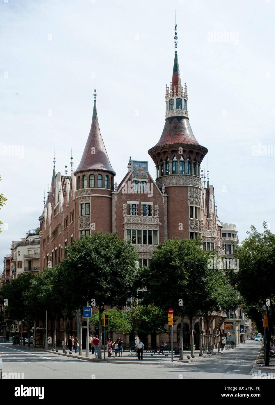 Casa de les Punxes o Casa Terradas, 1905. Encargo de las hermanas Terrades Brutau. Edificio de aspecto Medieval, con elementos que recuerdan a la arquitectura gótica europea. Con seis torres, coronadas por sendas agujas de forma cónica, lo que le dio el nombre Popular de casa de les punxes. Tribunas verticales. Bien Cultural de Interés Nacional. Modernismo. Barcellona. AUTORE: JOSEP PUIG I CADAFALCH. Foto Stock