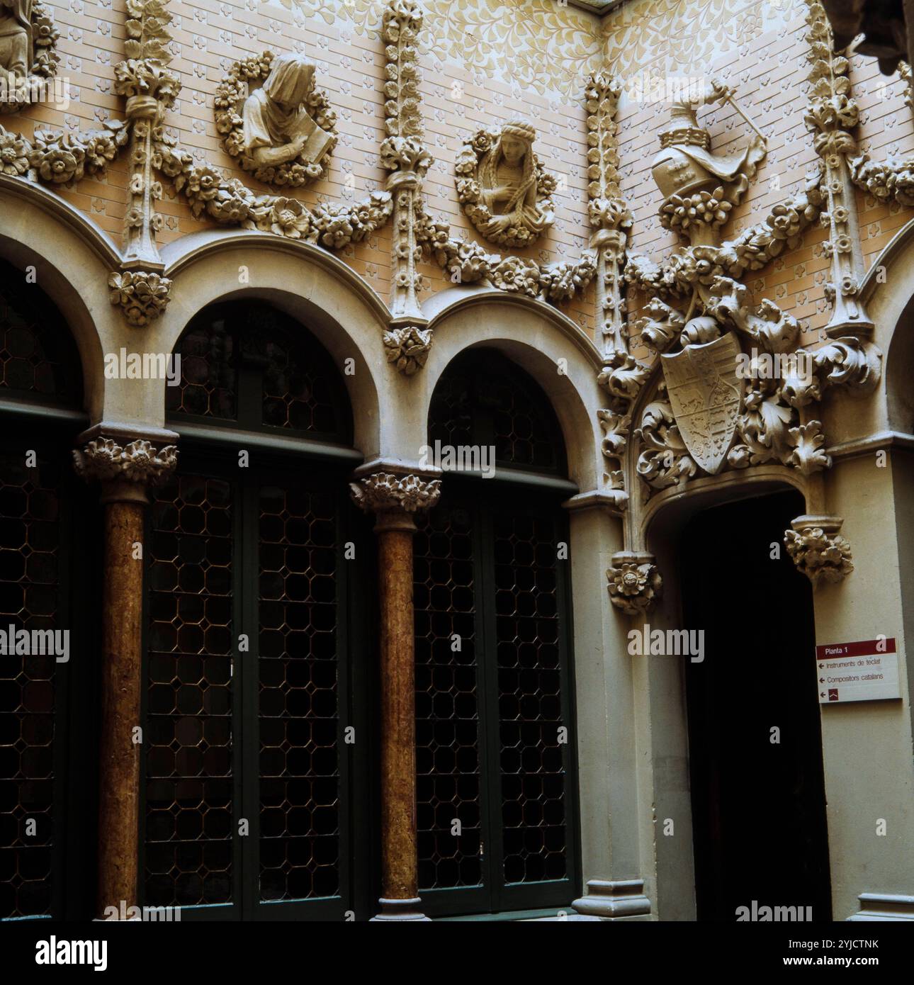 Palacio del Barón de Quadras, 1904-1906. Entrada al piso principal con escudo dela familia. Grandes ventanales decorados. Conjunto escultórico de estilo neogótico y renacentista obra de Eusebi Arnau y Alfons Juyol. Foto años 90. Sede attuale dell'Institut Ramon Llull. Bien de Interés Cultural. Modernismo. Barcellona. AUTORE: JOSEP PUIG I CADAFALCH. Foto Stock