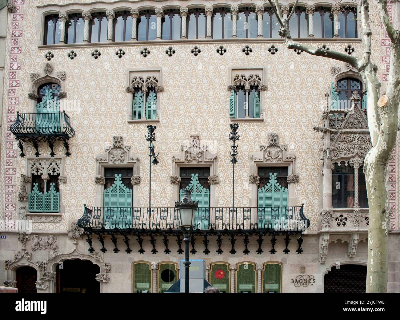 Casa Amatller, 1898-1900. Fachada con tribuna, Balcón y ventanas, decoradas en estilio neogótico. Esgrafiados de Joan Paradís. Modernismo. Barcellona. AUTORE: JOSEP PUIG I CADAFALCH. Foto Stock