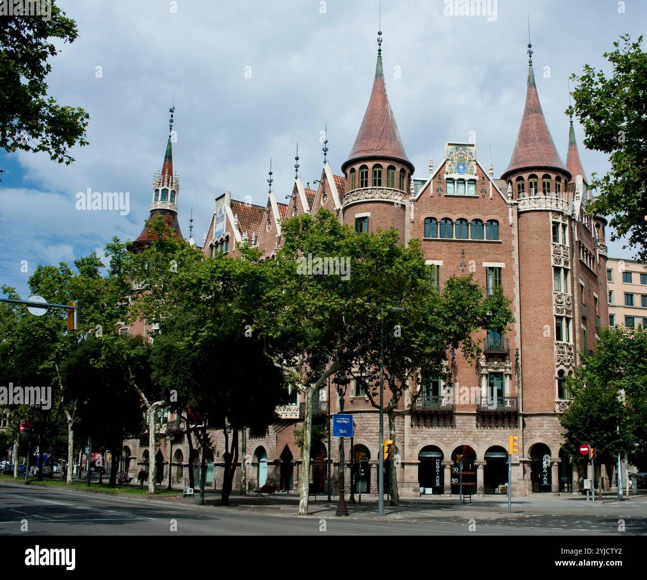 Casa de les Punxes o Casa Terradas, 1905. Encargo de las hermanas Terrades Brutau. Edificio de aspecto Medieval, con elementos que recuerdan a la arquitectura gótica europea. Con seis torres, coronadas por sendas agujas de forma cónica, lo que le dio el nombre Popular de casa de les punxes. Bien Cultural de Interés Nacional. Modernismo. Barcellona. AUTORE: JOSEP PUIG I CADAFALCH. Foto Stock