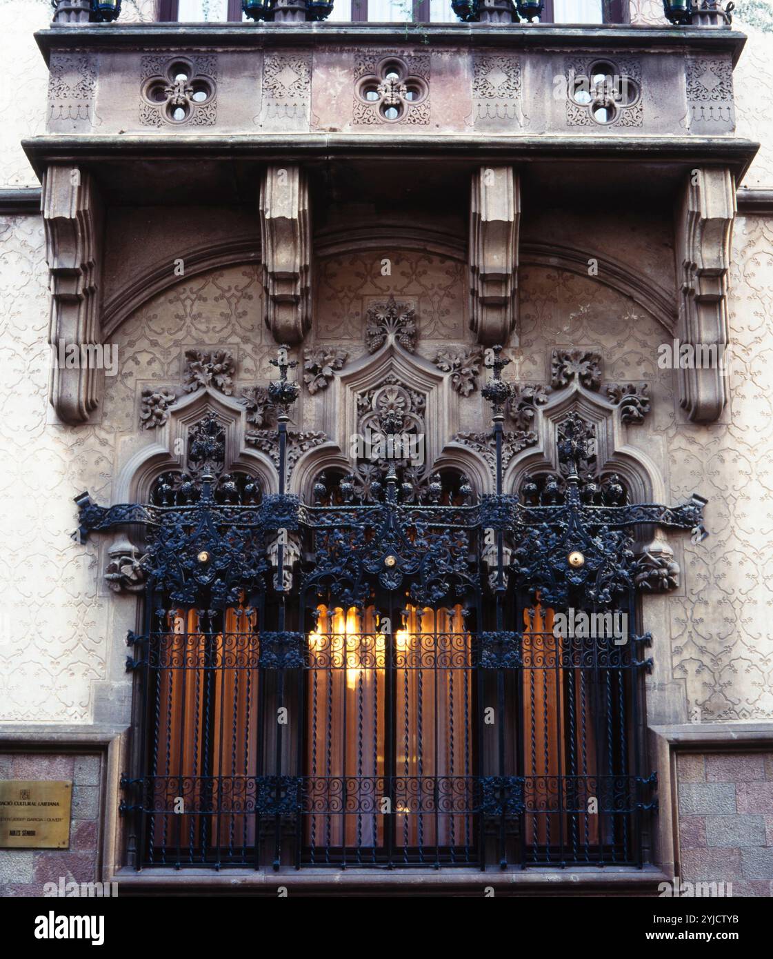 Casa Coll i Regàs, 1898. Ventanal de la fachada relizado con piedra de Montjuic. Reja con un gran trabajo de hierro forjado. El conjunto es de estilo neogótico. Mataró. AUTORE: JOSEP PUIG I CADAFALCH. Foto Stock