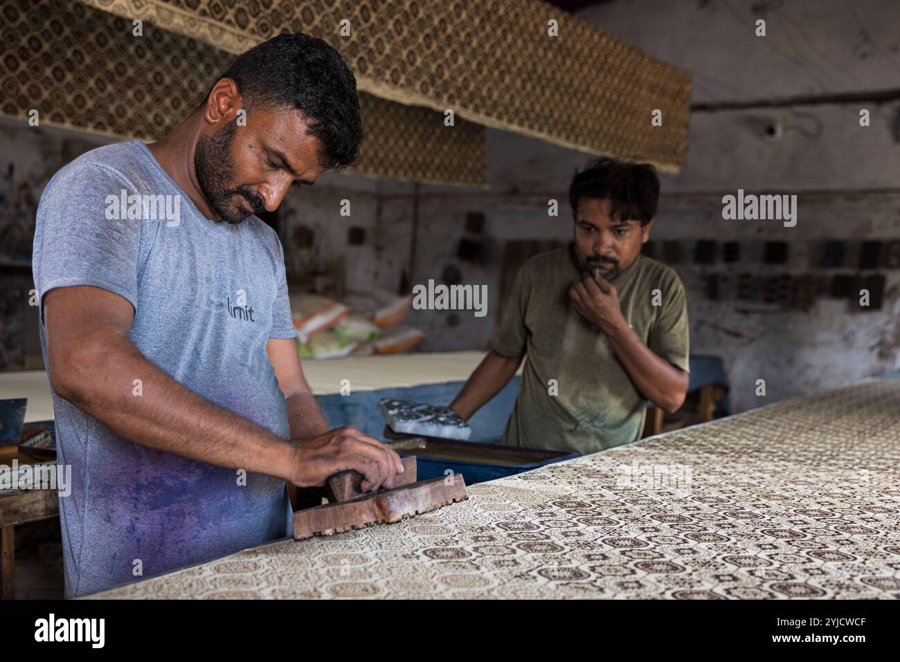 Stampa a blocchi di tessuti Ajrak nella regione di Bhuj, Gujarat, India Foto Stock