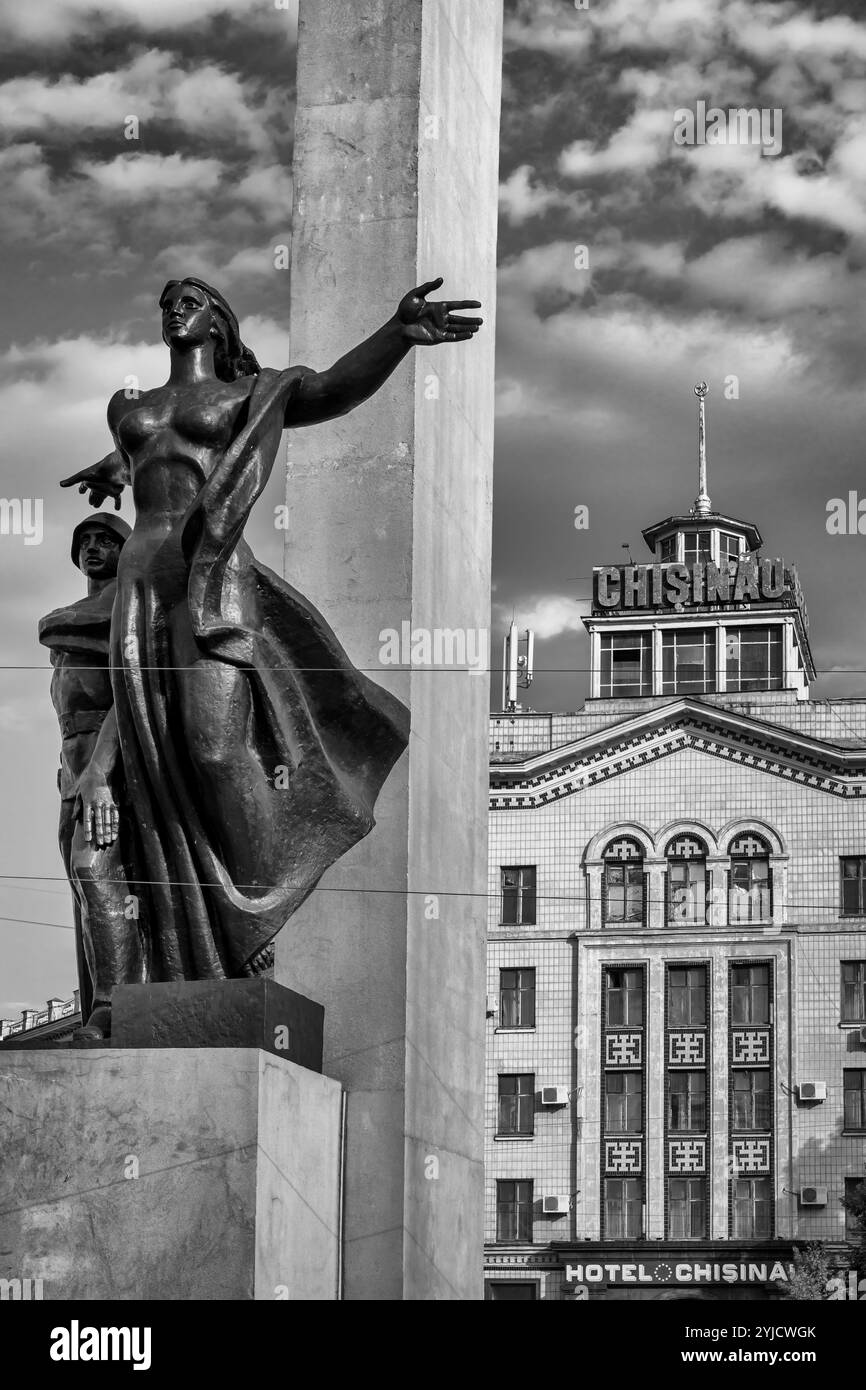 L'Hotel Chisinau e il monumento alla liberazione, Chisinau, Moldavia Foto Stock