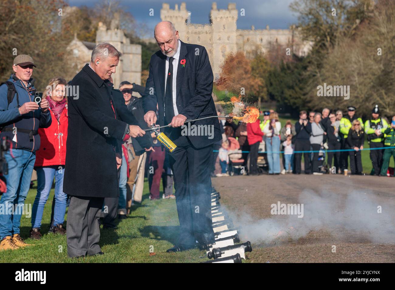 Windsor, Regno Unito. 14 novembre 2024. Ray Butler di Shellscape Pyrotechnics supervisiona un membro del pubblico nel sparare un piccolo cannone durante un saluto di 21 cannoni durante la lunga passeggiata di fronte al Castello di Windsor per celebrare il 76° compleanno di re Carlo III. Un invito è stato rivolto ai bambini locali per celebrare il tradizionale saluto alle armi per re Carlo III. Credito: Mark Kerrison/Alamy Live News Foto Stock