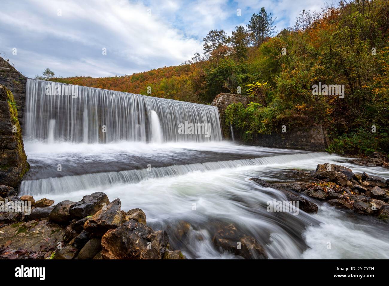 La cascata delle streghe del fiume weir sul fiume Jablanica vicino alla città di Valjevo in Serbia il giorno d'autunno. Foto Stock