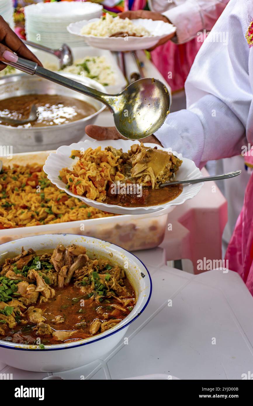 Pranzo servito ai partecipanti di un festival popolare in Brasile, Belo horizonte, Minas Gerais, Brasile, Sud America Foto Stock