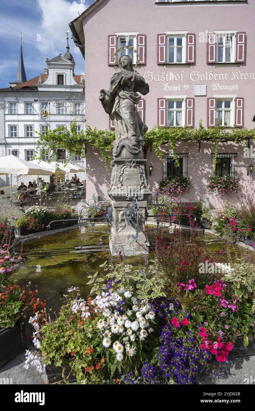 Goldene Krone inn con fontana Marienbrunnen, piazza del mercato, Iphofen, bassa Franconia, Baviera, Germania, Europa Foto Stock