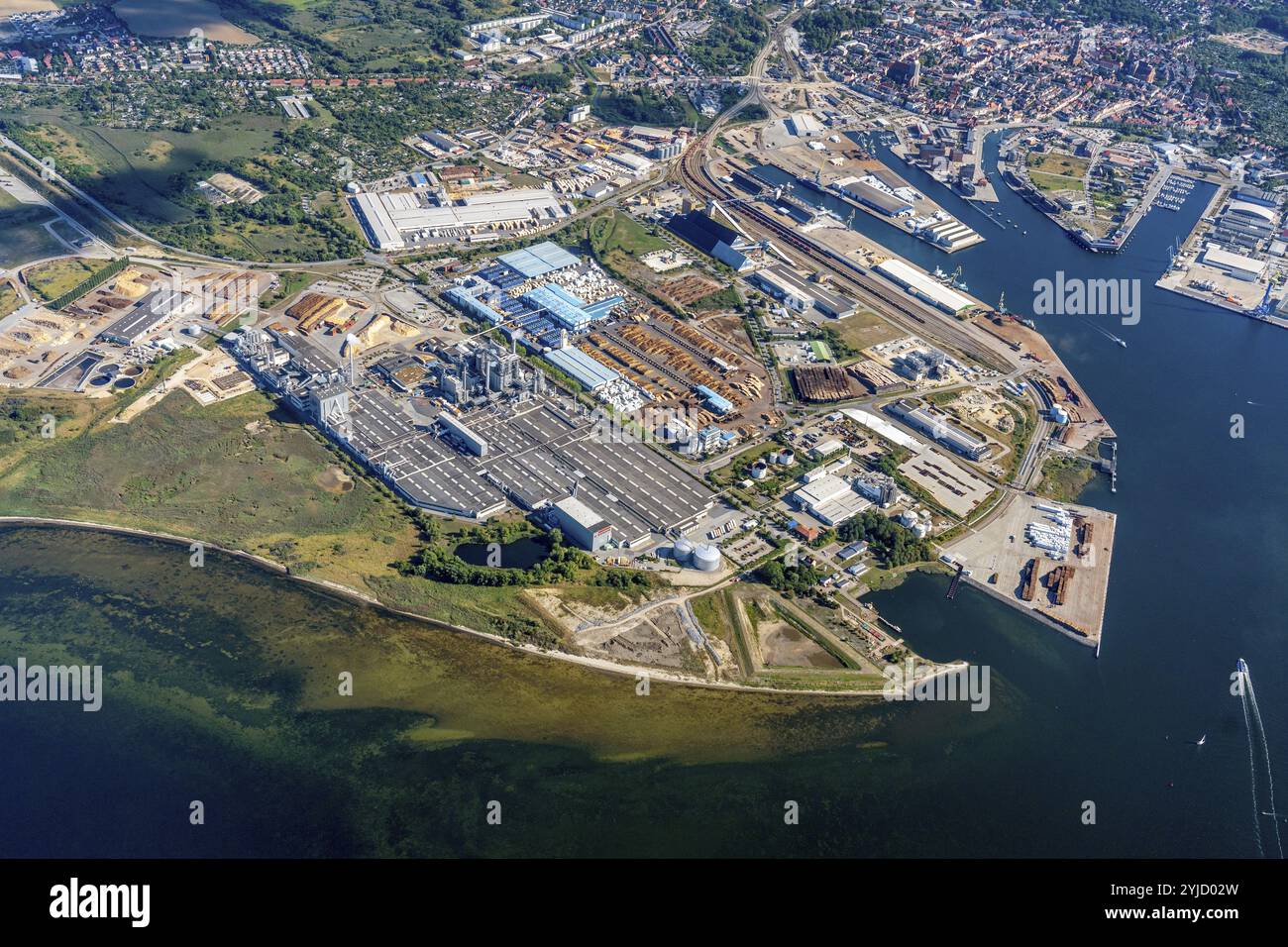 Wismar, porto. Vista aerea, legno, lavorazione del legno, legname, Mar Baltico, trasporto Foto Stock