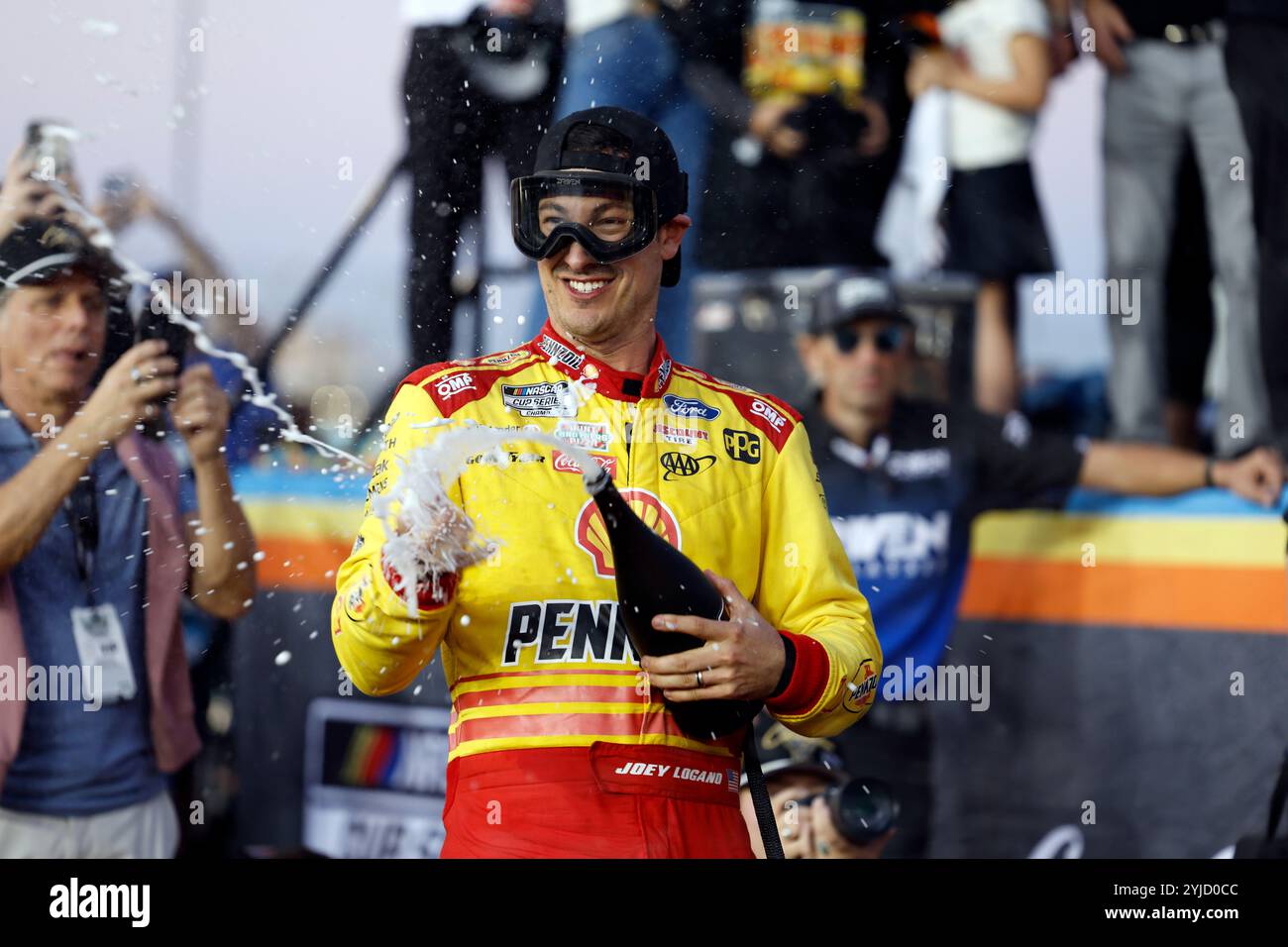 Avondale, Arizona, Stati Uniti. 10 novembre 2024. JOEY LOGANO (22) di Middletown, CT vince la NASCAR Cup Series Championship Race al Phoenix Raceway di Avondale, Arizona. (Credit Image: © Walter G. Arce Sr./ASP via ZUMA Press Wire) SOLO PER USO EDITORIALE! Non per USO commerciale! Foto Stock