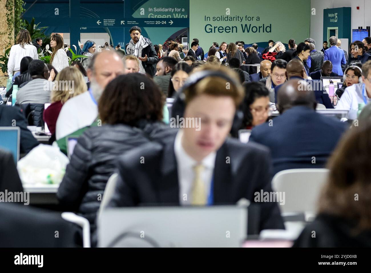 Baku, Azerbaigian, 14 novembre 2024. I partecipanti lavorano durante la Conferenza delle Nazioni Unite sui cambiamenti climatici COP29, un evento organizzato dall'UNFCCC allo Stadio Olimpico di Baku. La COP29, in vigore dal novembre 11-22, si concentra sui mercati del carbonio e sui finanziamenti per la sostenibilità e la mitigazione. Crediti: Dominika Zarzycka/Alamy Live News. Foto Stock