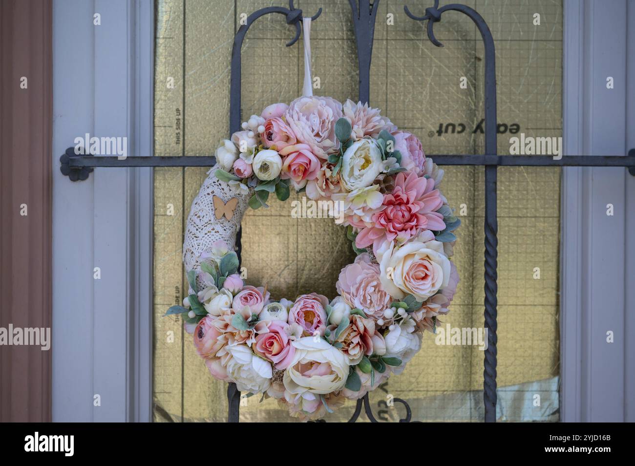Corona di fiori artificiali su una porta d’ingresso, Iphofen, bassa Franconia, Baviera, Germania, Europa Foto Stock