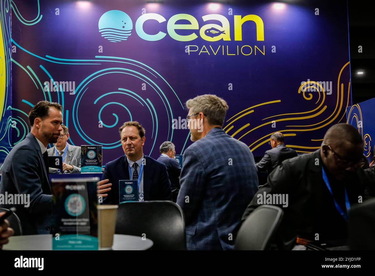 Baku, Azerbaigian, 14 novembre 2024. Rete di partecipanti all'Ocean Pavilion durante la Conferenza delle Nazioni Unite sui cambiamenti climatici COP29, un evento organizzato dall'UNFCCC allo stadio Olimpico di Baku. La COP29, in vigore dal novembre 11-22, si concentra sui mercati del carbonio e sui finanziamenti per la sostenibilità e la mitigazione. Crediti: Dominika Zarzycka/Alamy Live News. Foto Stock