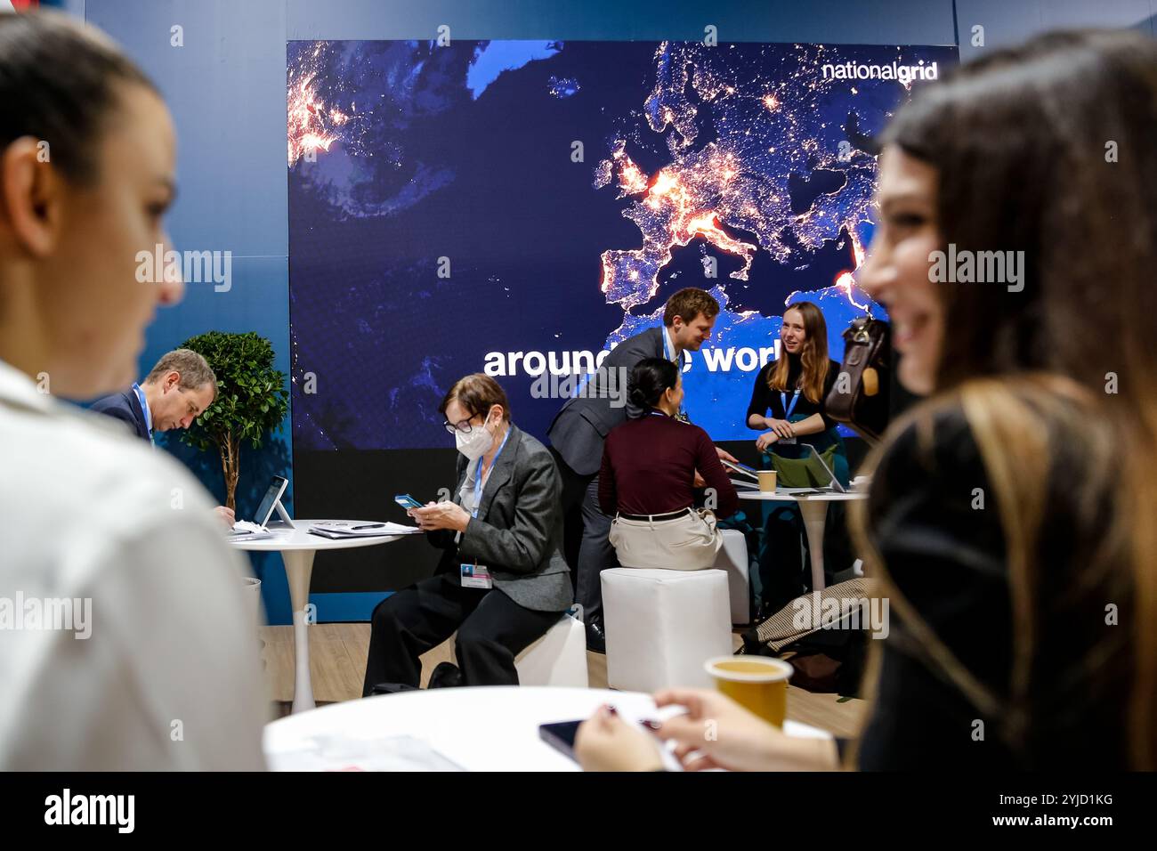 Baku, Azerbaigian, 14 novembre 2024. La rete dei partecipanti al British Pavilion durante la Conferenza delle Nazioni Unite sui cambiamenti climatici COP29, un evento tenuto dall'UNFCCC allo stadio Olimpico di Baku. La COP29, in vigore dal novembre 11-22, si concentra sui mercati del carbonio e sui finanziamenti per la sostenibilità e la mitigazione. Crediti: Dominika Zarzycka/Alamy Live News. Foto Stock