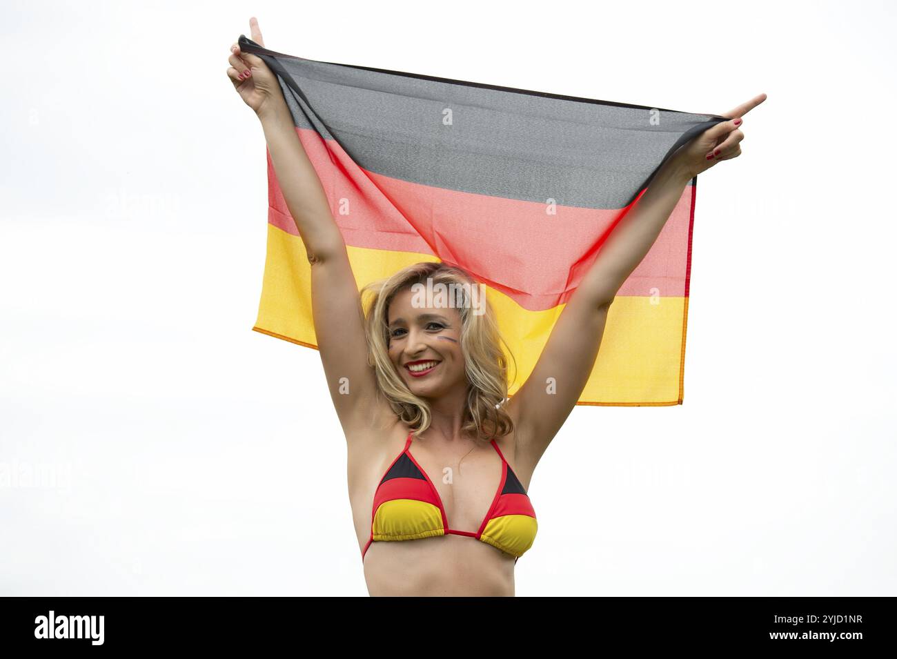 Giovane donna, bionda, tifosa di calcio, bikini, nero-rosso-oro, ridendo, bandiera tedesca, Stoccarda, Baden-Wuerttemberg, Germania, Europa Foto Stock