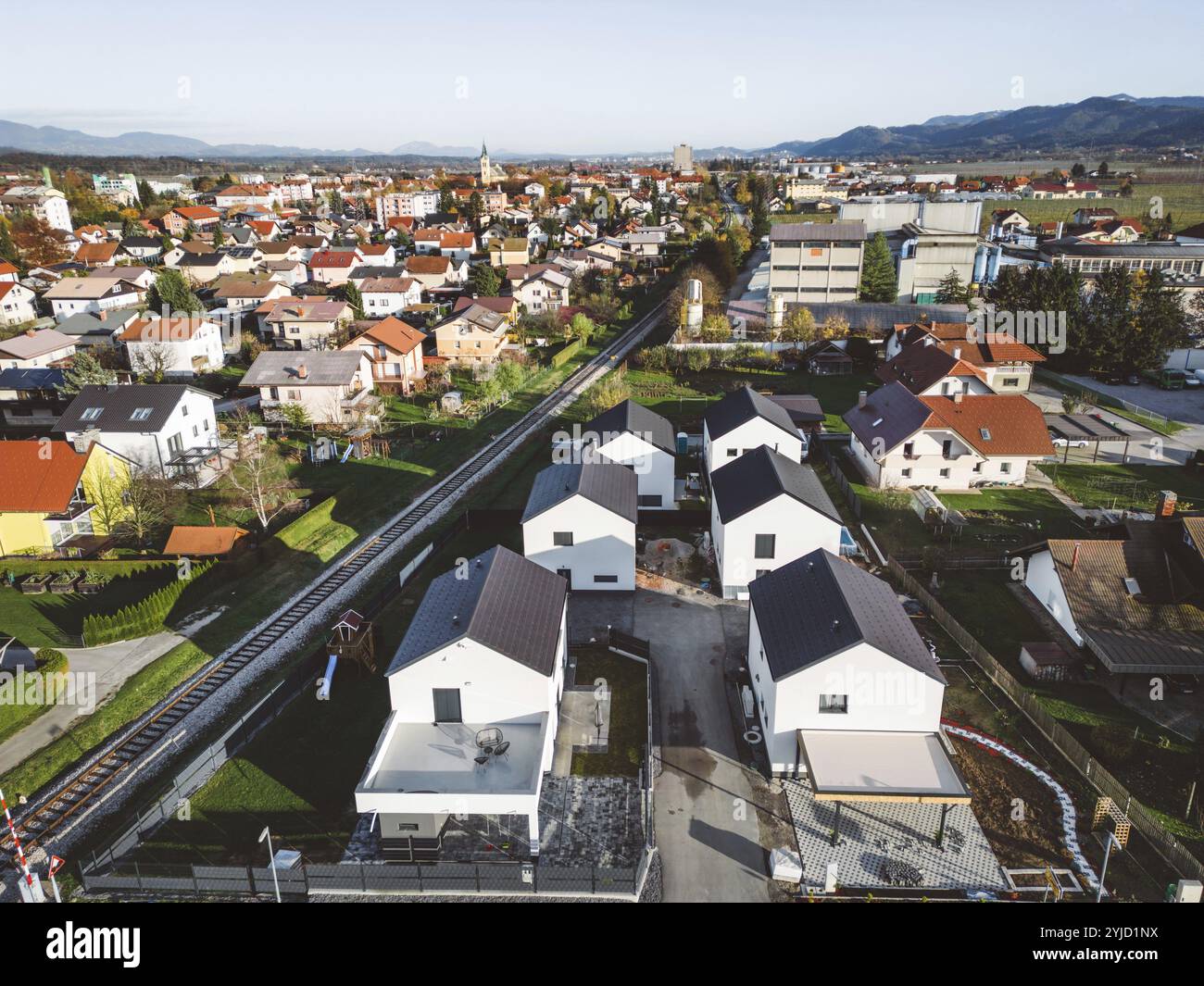 Vista dall'alto sull'area residenziale della campagna. Case moderne in basso. Vita in campagna Foto Stock