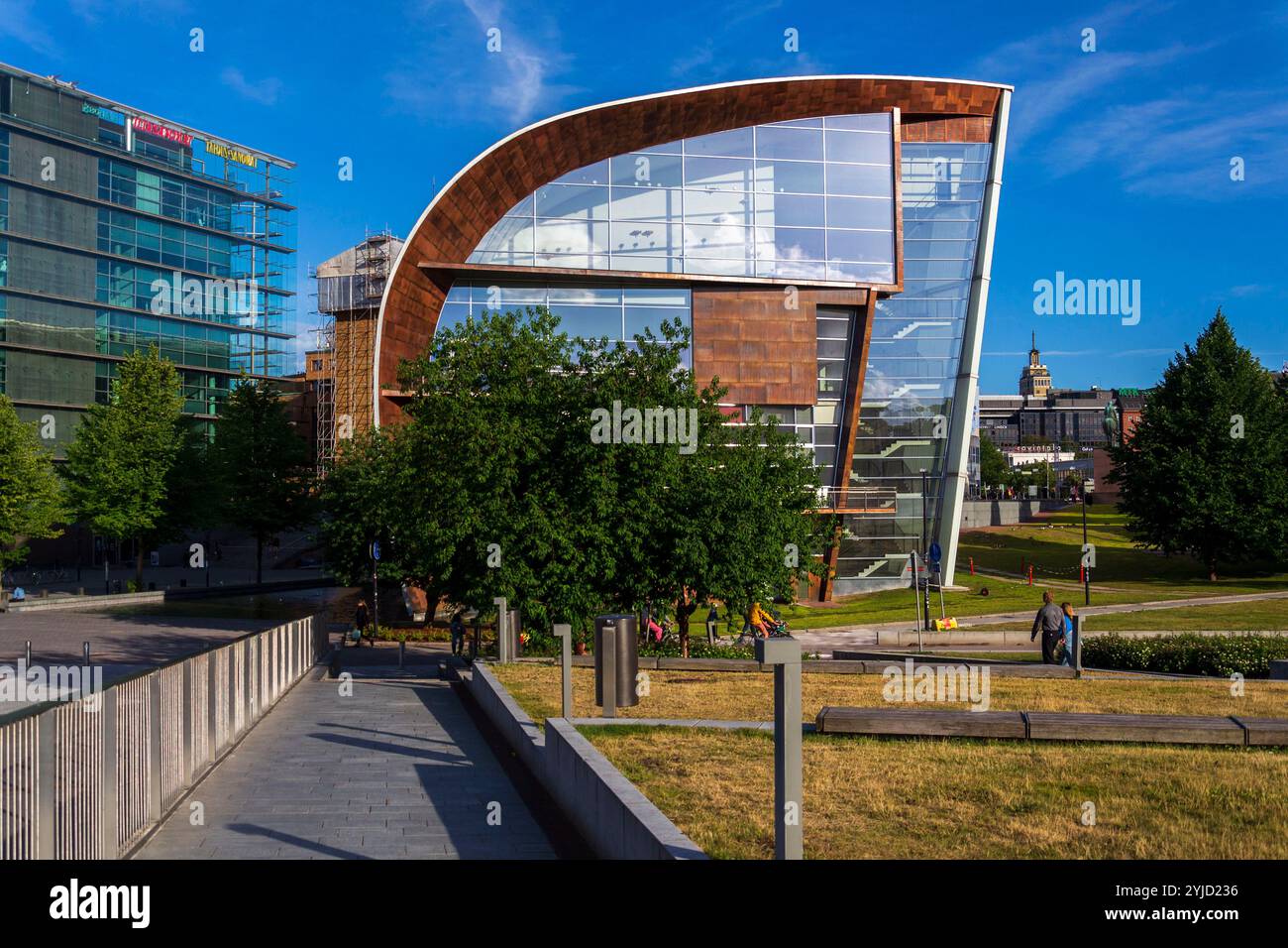 Persone che camminano di fronte al Museo di arte contemporanea Kiasma, parte della Galleria Nazionale finlandese il 7 luglio 2024 a Helsinki, Finlandia. Foto Stock