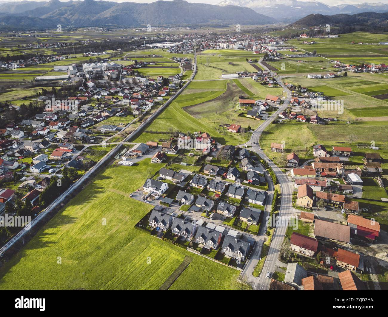 Vista dai droni, ripresa aerea di case di nuova costruzione nei sobborghi della Slovenia, da qualche parte in campagna, in Europa. Nuove case moderne, case di famiglia Foto Stock