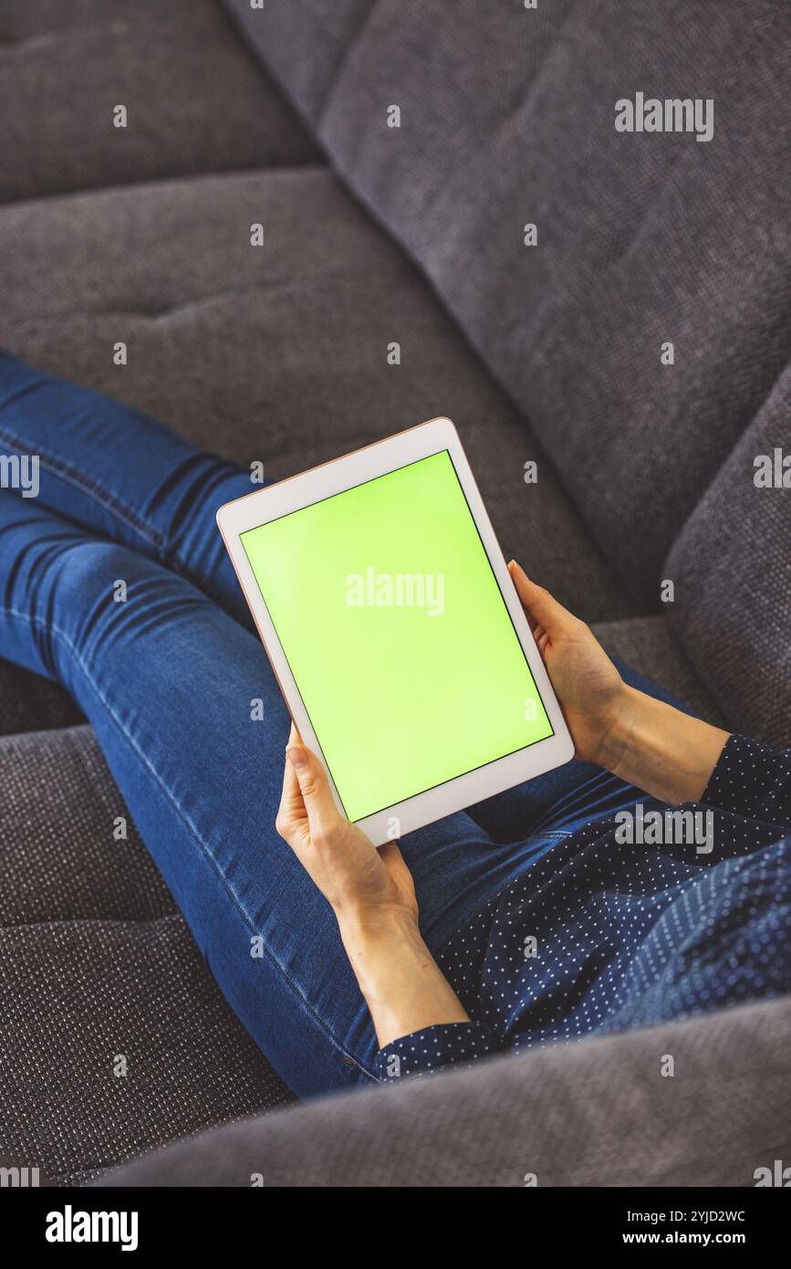 Giovane donna caucasica con carta di credito e computer portatile. Donna d'affari che lavora a casa. Shopping online, e-commerce, Internet banking, spe Foto Stock