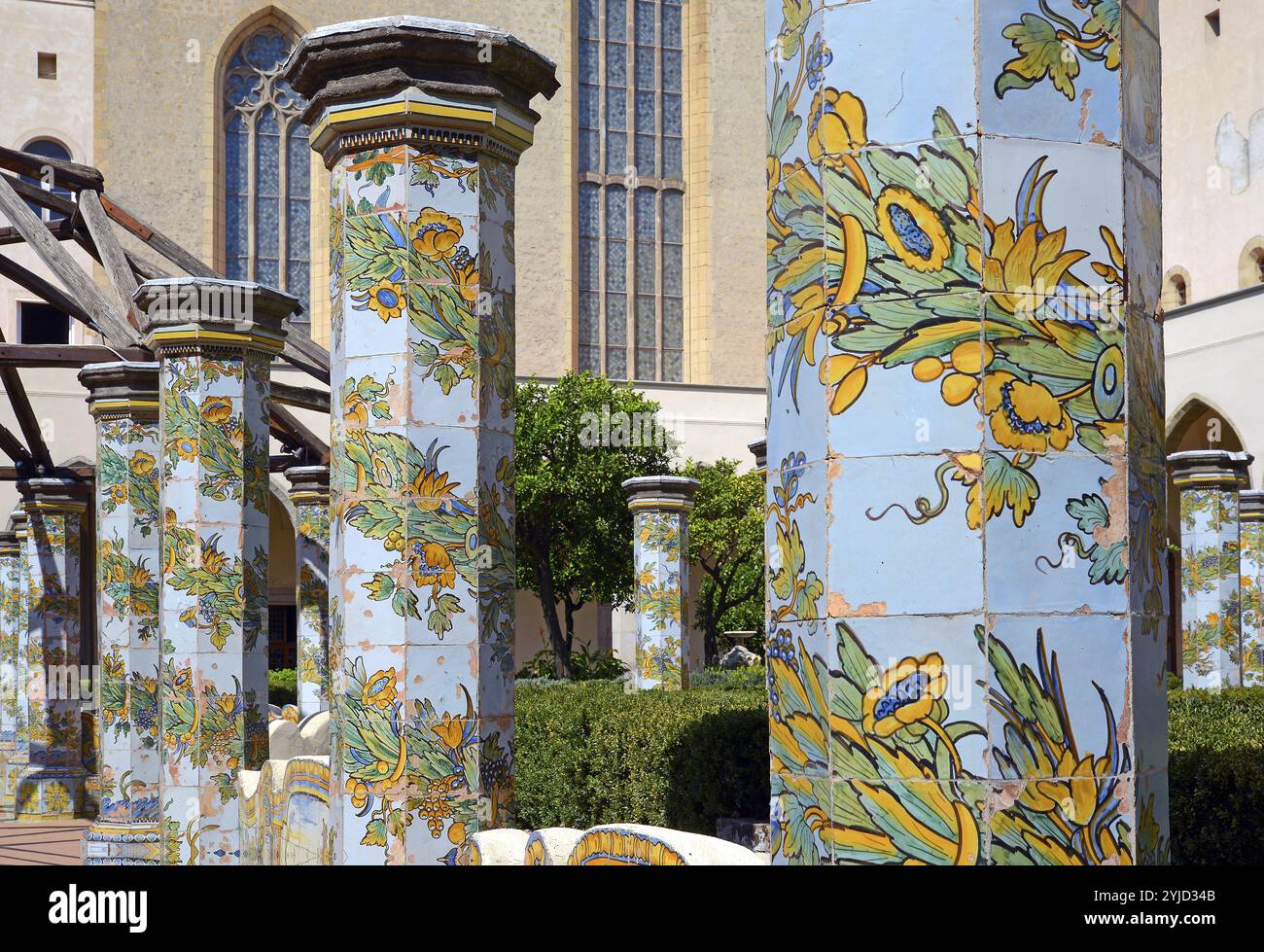 Chiostro, frammento, colonne ricoperte di maiolica Foto Stock