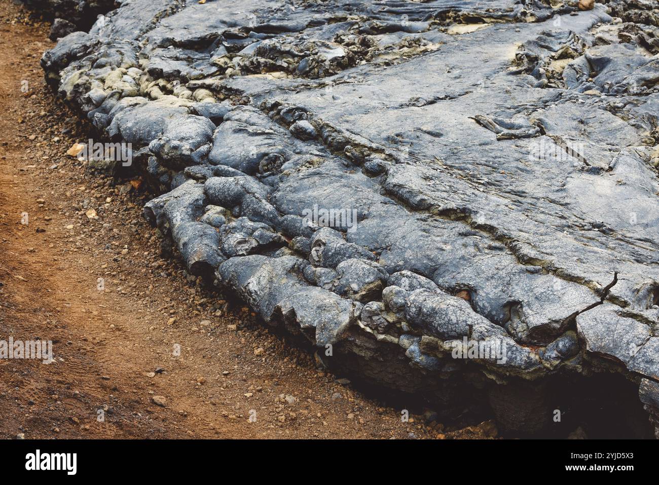 Vulcano attivo Geldingadalir, errupting nel 2021, Fagradalsfjall e 2022 -Meradalir. Rocce laviche ancora calde, vapore che si deposita dal terreno. gre scuro Foto Stock