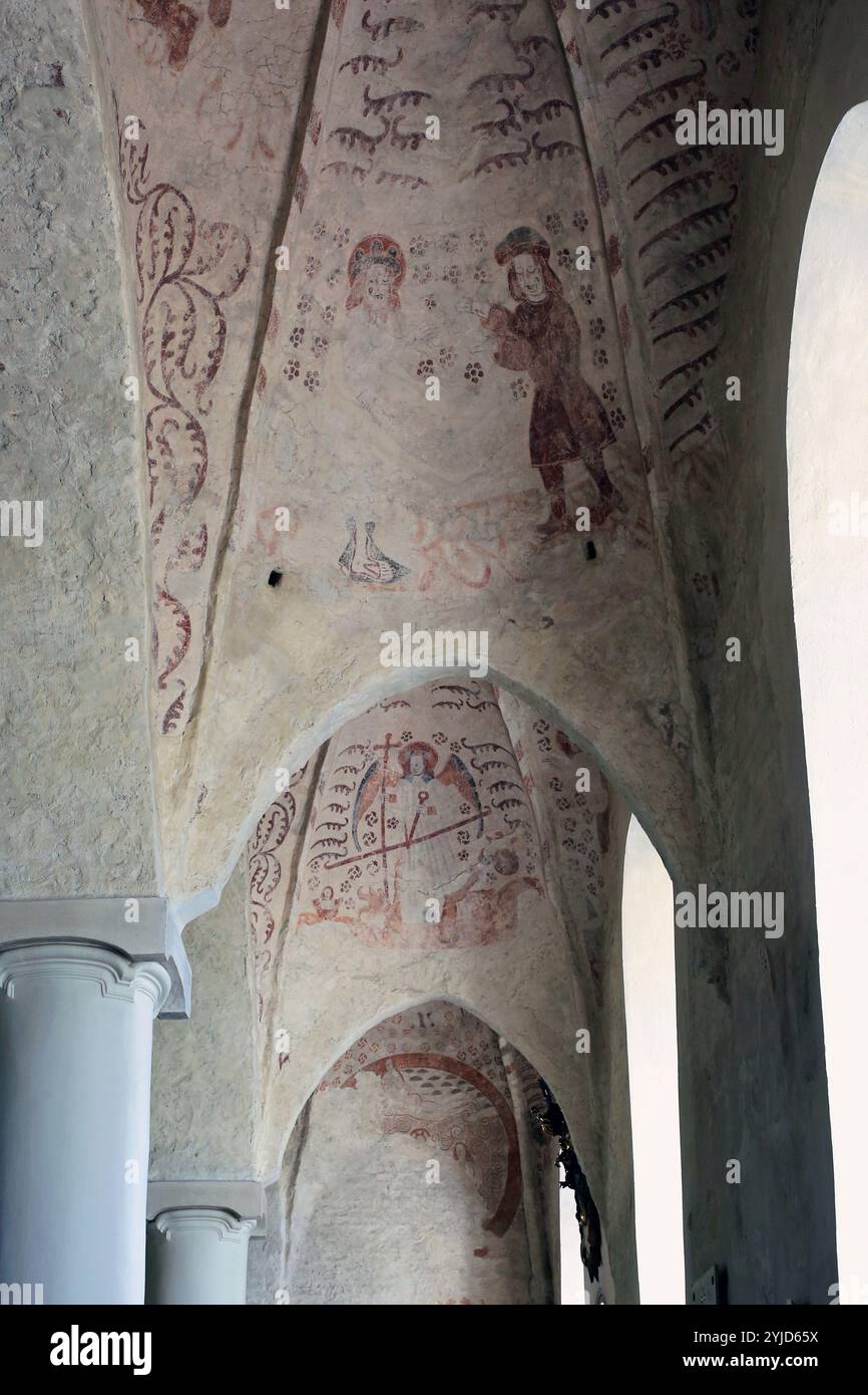 Chiesa di San Pietro, Siuntio, Finlandia 1460-80. Dettaglio dei dipinti murali medievali. Sopra: Dio affronta Caino; sotto: Arcangelo Michael Weighing Souls. Foto Stock