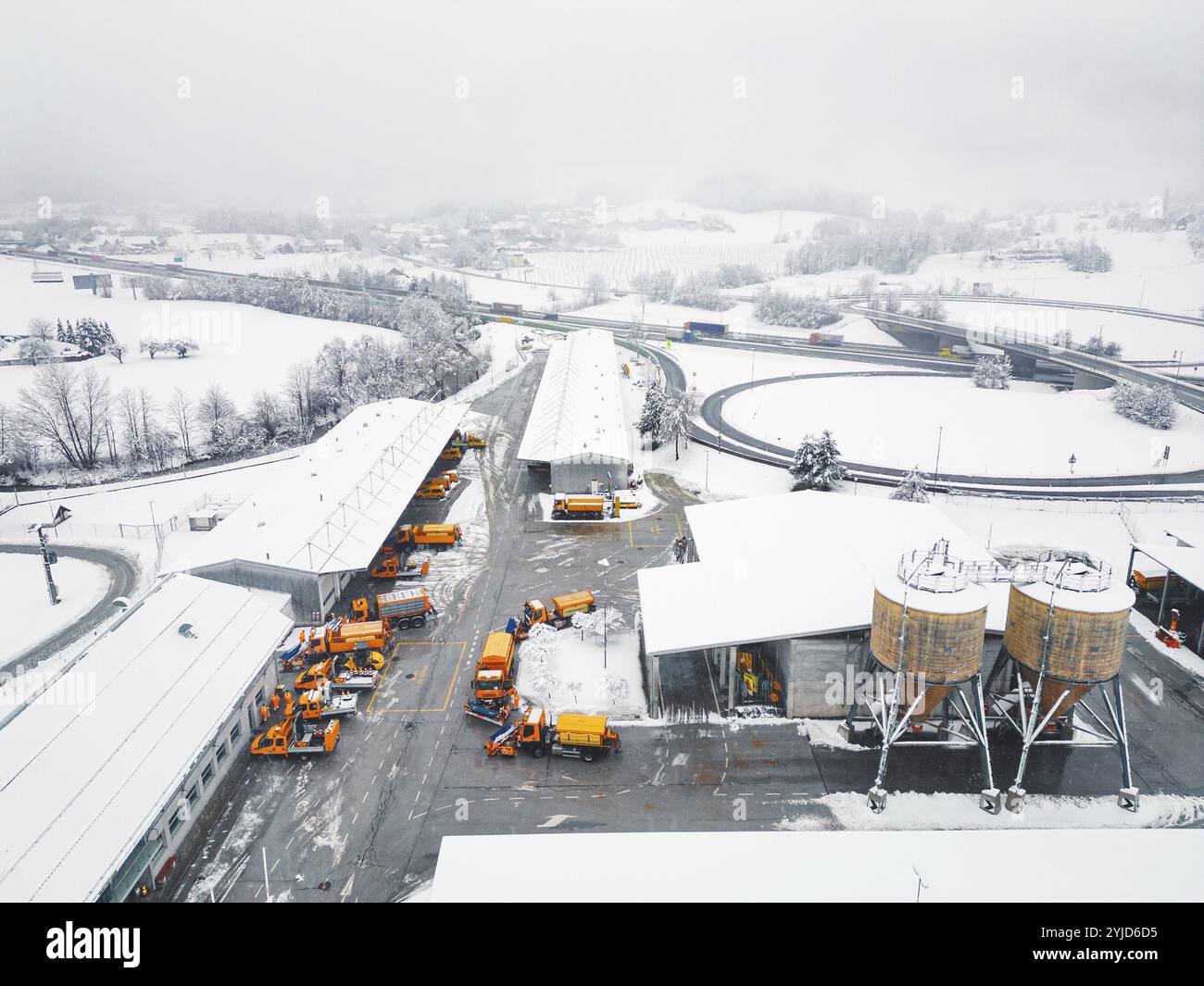 Base di lavoro per la manutenzione delle autostrade nel bel mezzo dell'inverno in una giornata nevosa. Neve che causa problemi e ritardi sull'autostrada Foto Stock
