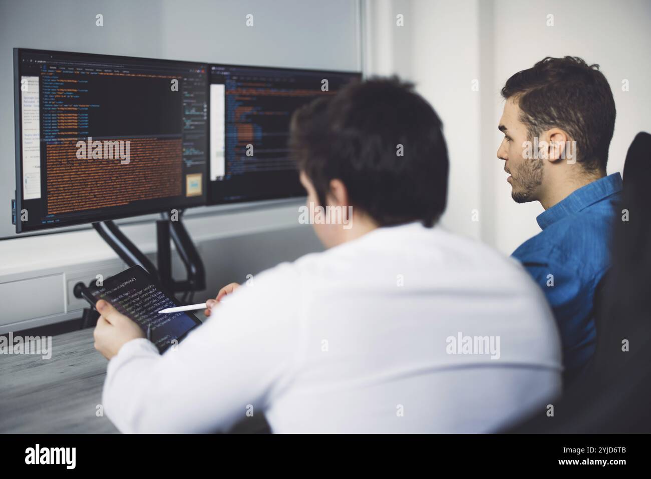 Programmatore IT che lavora su un computer desktop. Specialista maschile creazione di software innovativi sviluppando app, programmi, videogiochi. Terminale con Co Foto Stock