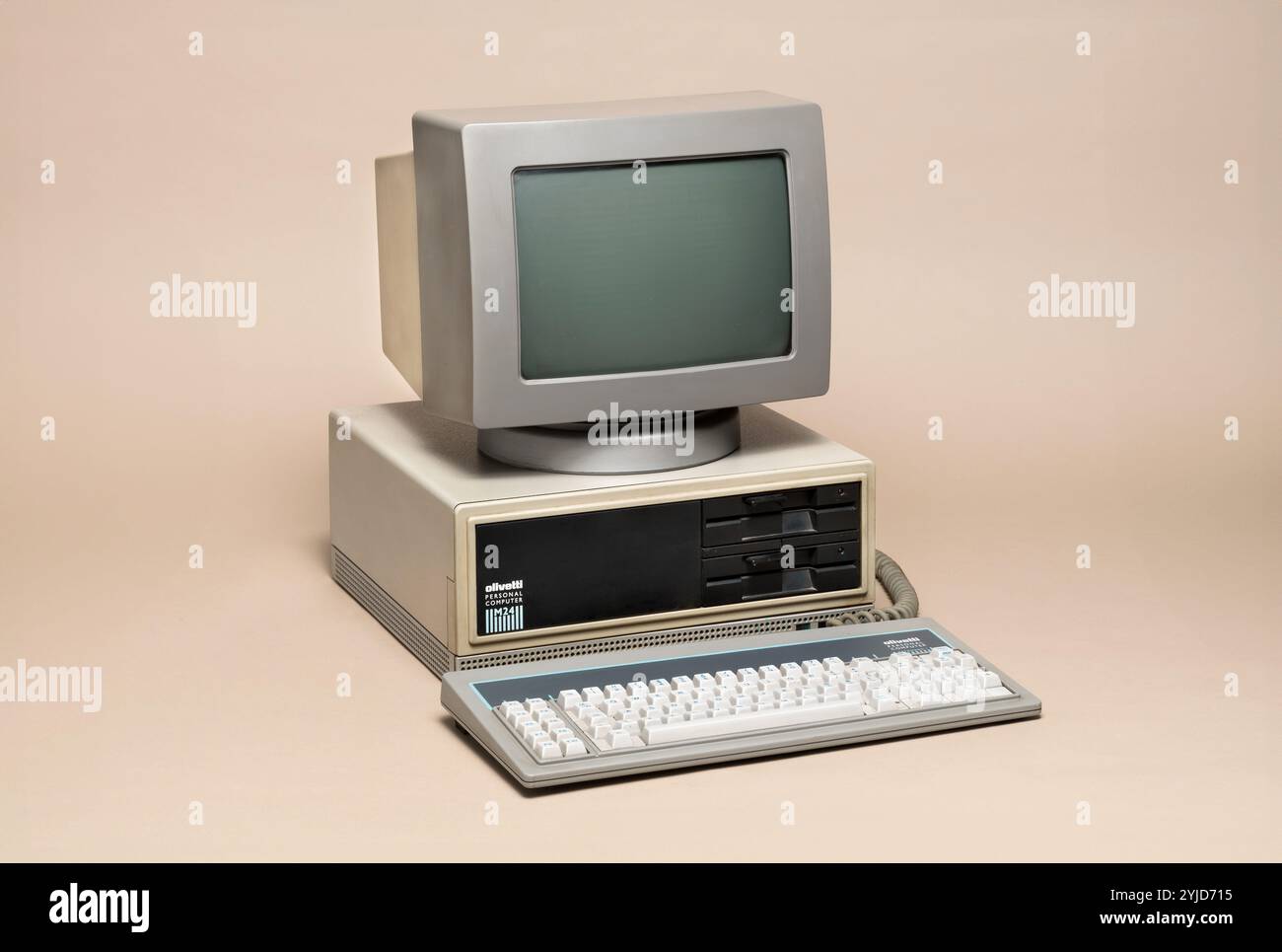 Pavia, Lombardia, Italia - 12 ottobre 2024 : Olivetti M24 PC in mostra al Museo Ctrl+Alt. Primo pc italiano venduto dal 1984 in competizione nel personal comput Foto Stock