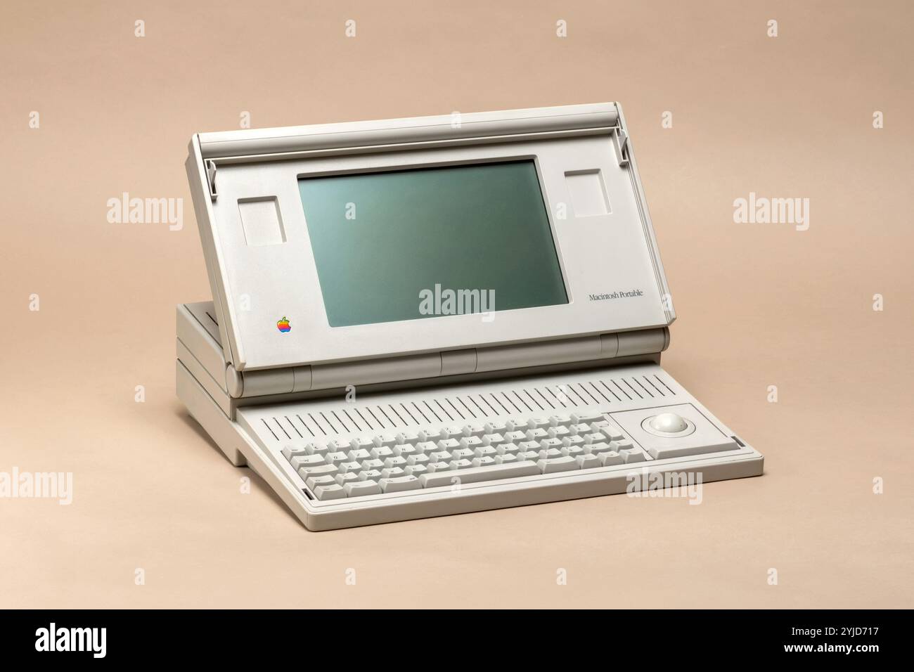 Pavia, Lombardia, Italia - 12 ottobre 2024 : Macintosh Portable al Museo Ctrl+Alt. Primo computer portatile Apple venduto dal 1989 al 1991. Peso 7,3 kg Foto Stock