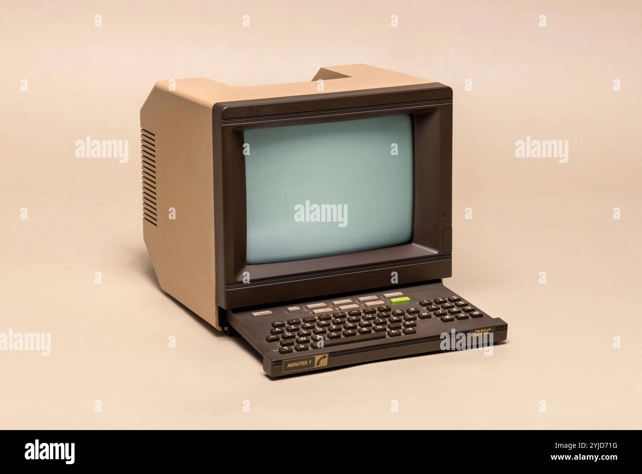 Pavia, Lombardia, Italia - 12 ottobre 2024 : Minitel 1, terminale online francese dal 1981 al Museo Ctrl+Alt. Nel 1999, i terminali 9M sono stati utilizzati da 25M FR Foto Stock