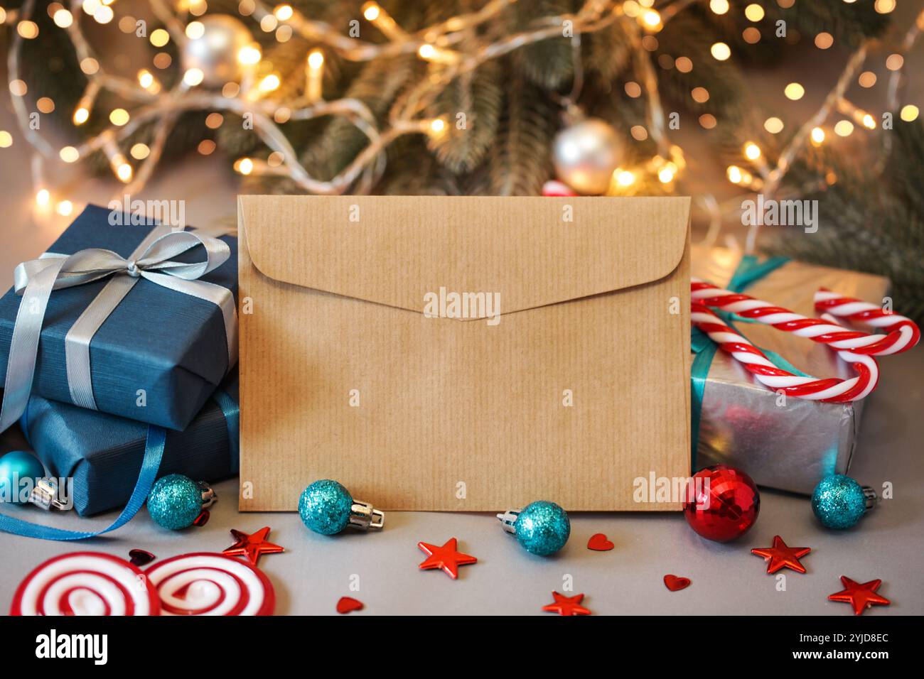 Busta di carta artigianale vuota, regali di Natale da uomo. Confezione regalo blu, caramelle sullo sfondo natalizio. Regalo per marito. Un regalo per lui. Mock-up Foto Stock