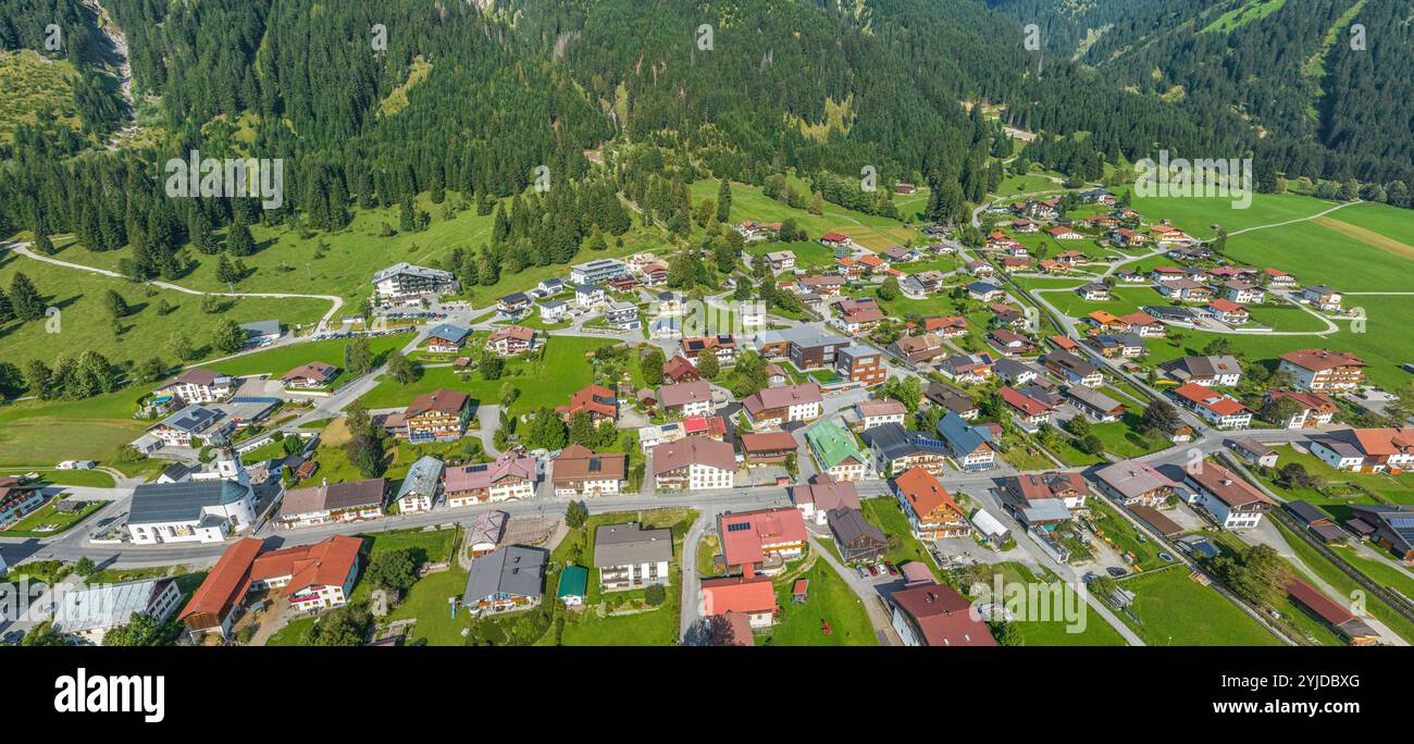 Ausblick auf die Ortschaft Nesselwängle nahe des Haldensee in den Tannheimer Bergen im Sommer die Tiroler Germeinde Nesselwängle im Tannheimer tal im Foto Stock