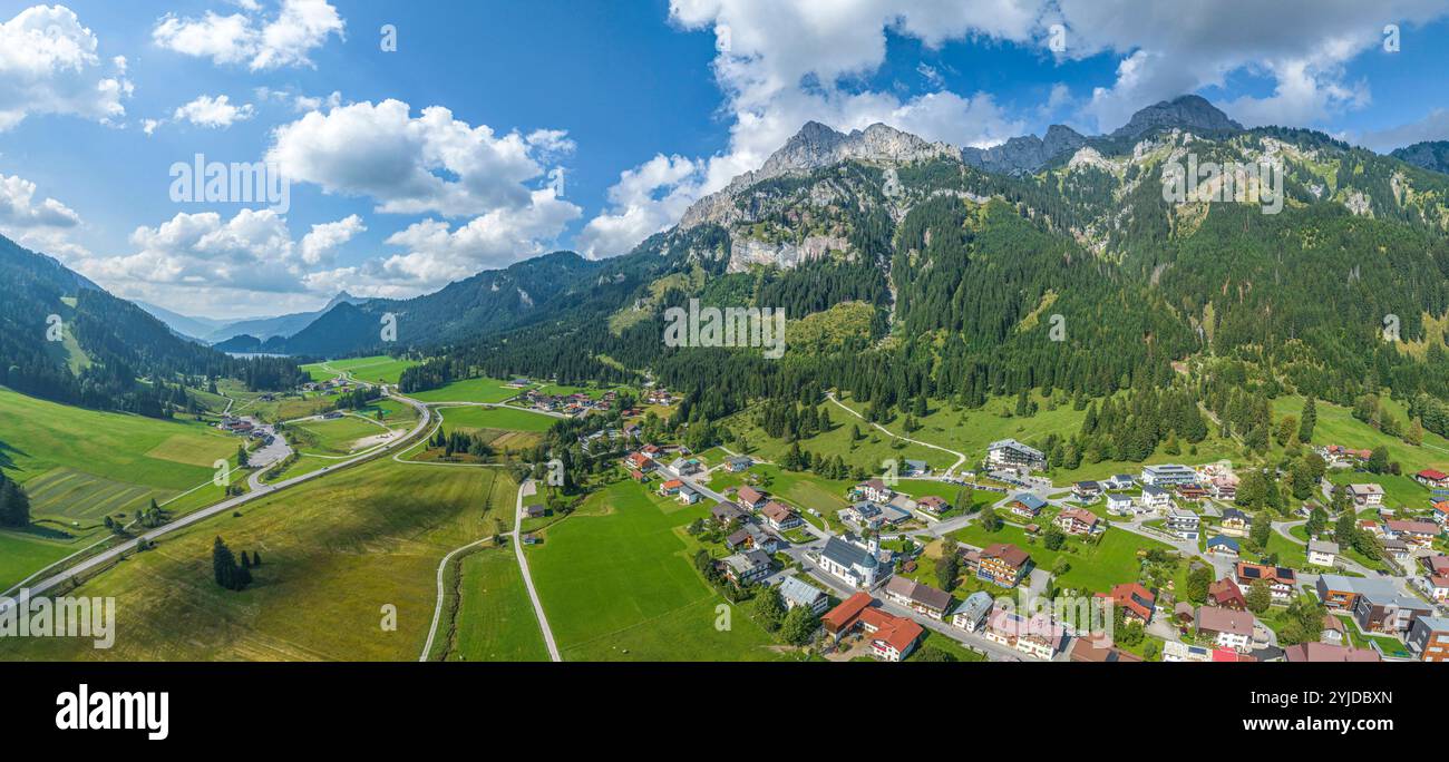 Ausblick auf die Ortschaft Nesselwängle nahe des Haldensee in den Tannheimer Bergen im Sommer die Tiroler Germeinde Nesselwängle im Tannheimer tal im Foto Stock