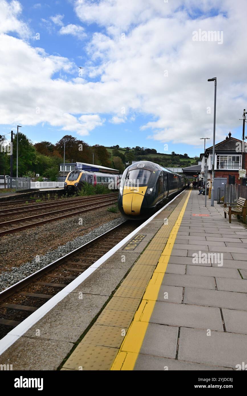 Treni in attesa di partenza a Totnes, South Devon. Foto Stock