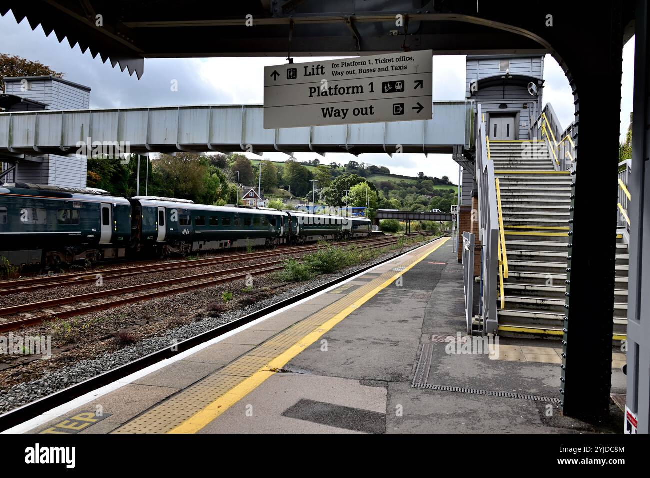 Il ponte pedonale alla stazione di Totnes, South Devon. Come Intercity Express Train 2C69, il 0859 Cardiff-Penzance parte dal binario 1. Foto Stock