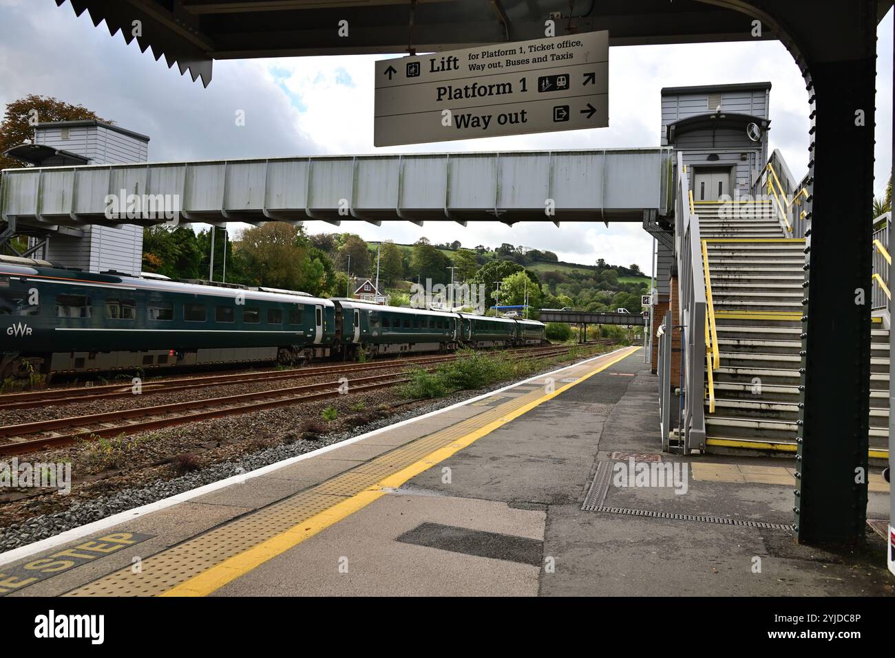 Il ponte pedonale alla stazione di Totnes, South Devon. Come Intercity Express Train 2C69, il 0859 Cardiff-Penzance parte dal binario 1. Foto Stock