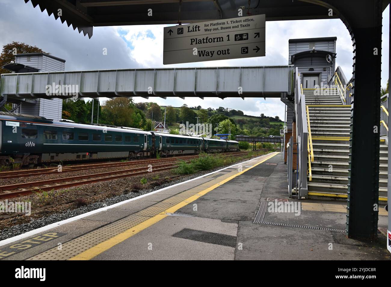 Il ponte pedonale alla stazione di Totnes, South Devon. Come Intercity Express Train 2C69, il 0859 Cardiff-Penzance parte dal binario 1. Foto Stock